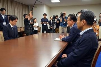 【横浜市長パワハラ問題】自公立の3市議団が辞職申し入れ　山中氏「進むべき道考える」
