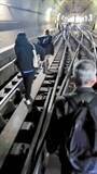 「東横線で一時運転見合わせ　停電が発生、線路を歩き乗客千人が避難　約12万3千人に影響」の画像1