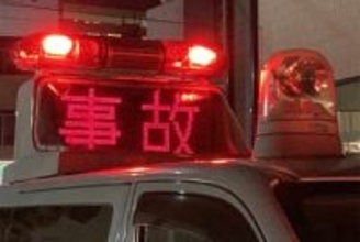 横浜の市道で死亡事故　乗用車が縁石に乗り上げ、電柱などに衝突し横転
