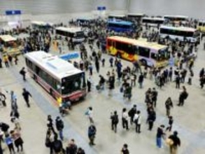 横浜　ミニカー？…いえ本物です　路線バス15台を感謝デーで室内展示