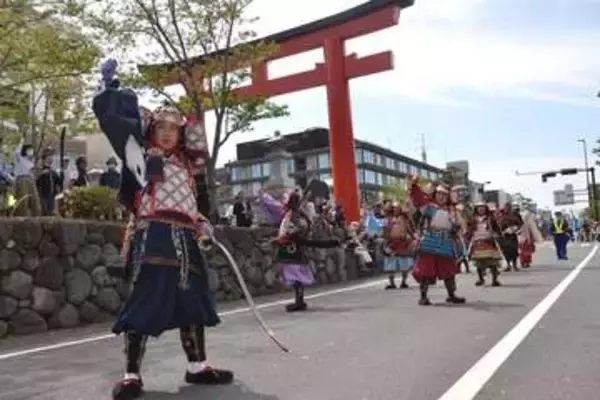 春恒例「鎌倉まつり」始まる　桜の咲く若宮大路で武者行列、開幕パレードに約1千人　19日まで