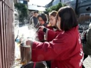 箱根駅伝に合わせ、小田原宿なりわい交流館でお汁粉振る舞う　初の試み、約250食が30分で品切れ