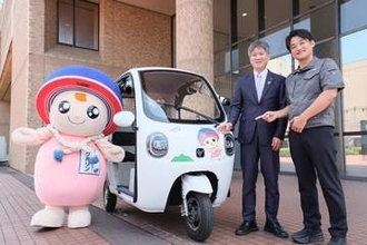 伊勢原市がトゥクトゥクを公用車に　電動式をバイク店が寄贈、萩原市長「かわいい」と太鼓判