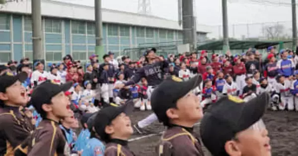 横浜隼人高OBが野球教室　年末恒例、オリックス・宗佑磨ら11人が小学生に技伝授