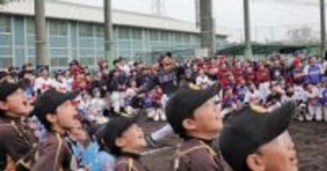 横浜隼人高OBが野球教室　年末恒例、オリックス・宗佑磨ら11人が小学生に技伝授