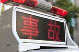 「「電柱に衝突し、走り去った」横浜で電柱傾く、車衝突か　7時間通行止めに　菊名駅近くのバス通り」の画像1
