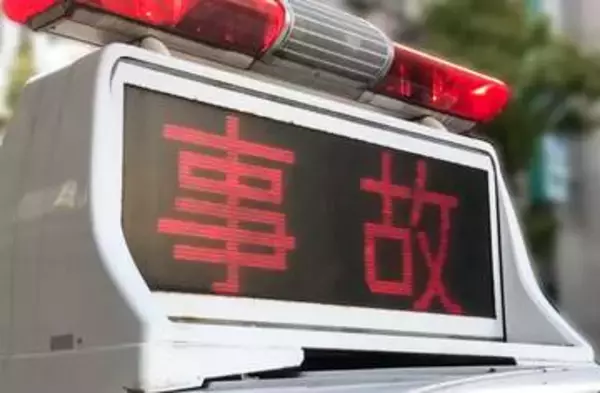 「電柱に衝突し、走り去った」横浜で電柱傾く、車衝突か　7時間通行止めに　菊名駅近くのバス通り