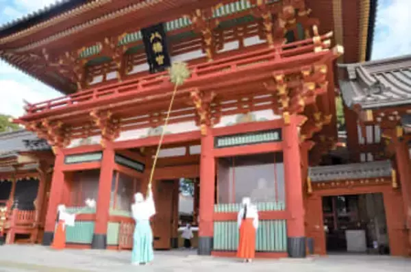 鎌倉・鶴岡八幡宮で恒例「すす払い」　新年をすがすがしく…100人総出で境内すっきり