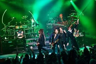 LUNA　SEA、「故郷」神奈川・秦野で初の凱旋ライブ　「ROSIER」など16曲披露、真矢さんの演奏映像も