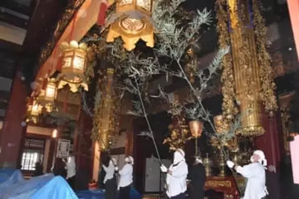 川崎大師、年末恒例の「すす払い」　初詣客の受け入れを準備　竹ササ使って、汚れ落とし