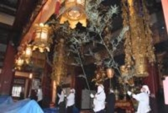 川崎大師、年末恒例の「すす払い」　初詣客の受け入れを準備　竹ササ使って、汚れ落とし