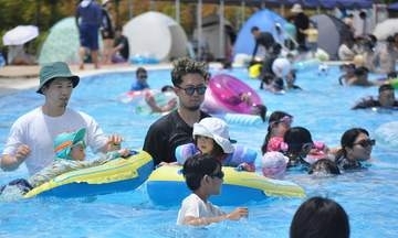 オープン前に行列も…横浜・本牧市民プールが夏季営業スタート　梅雨明け前も家族連れでにぎわう