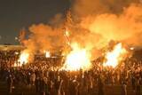 「燃え上がる炎に無病息災を祈願…神奈川・大磯で火祭り「大磯の左義長」　国指定の重要無形民俗文化財」の画像1