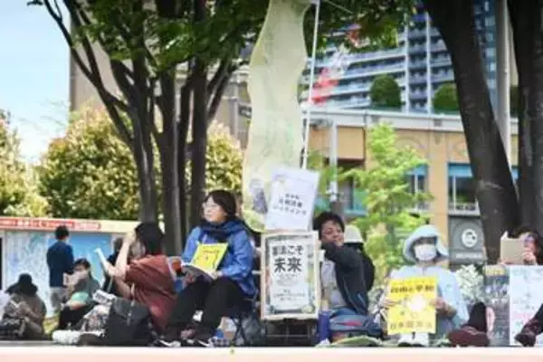 本を片手に反戦アピール　横浜の桜木町駅前で70人が「読書会」