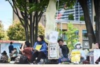 本を片手に反戦アピール　横浜の桜木町駅前で70人が「読書会」