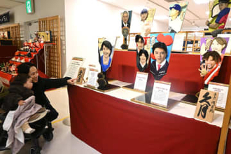 映画「国宝」、ノーベル賞、大谷翔平…時の人が羽子板に　そごう横浜店で11日まで「変わり羽子板」展示