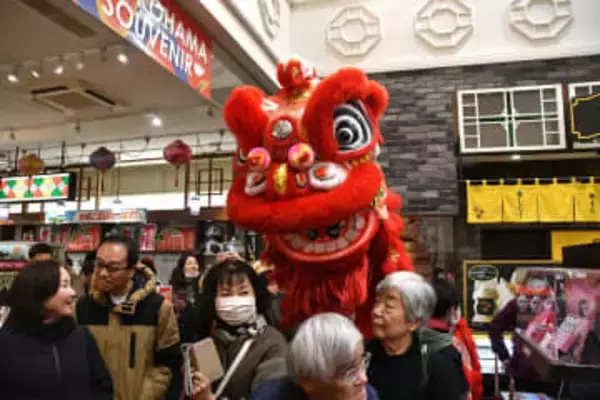 横浜中華街で「春節」イベント、獅子舞に歓声　商売繁盛や五穀豊穣願う