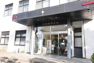 小田原　コンビニ店員の腕を傘でたたき、たばこ2箱奪う　無職の男を現行犯逮捕