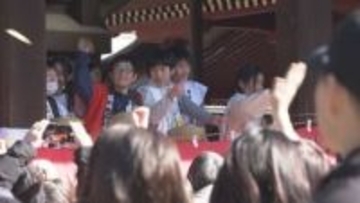 筥崎宮で箱崎小６年生が豆まき　卒業の思い出作り