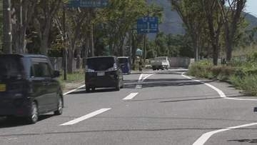 出会い頭に車同士衝突　車いすの100歳女性が一時意識不明