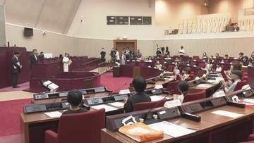 子どもたちが議員になり採決　福岡市議会 議会体験会