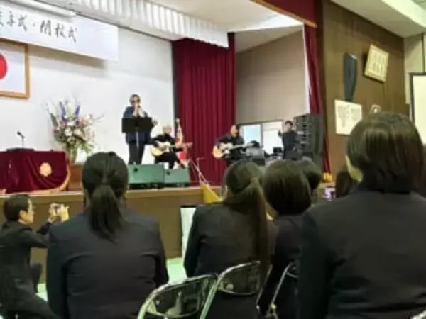 ＧＡＣＫＴが卒業式にサプライズ登場　今月閉校の高校で熱唱