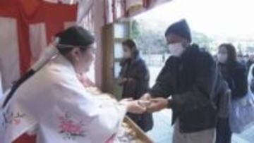 無病息災願い「七草祭」護国神社で七草もちふるまう