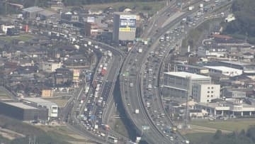 九州道でトラック同士の追突事故　ラッシュ直撃で最大２０ｋｍの渋滞発生