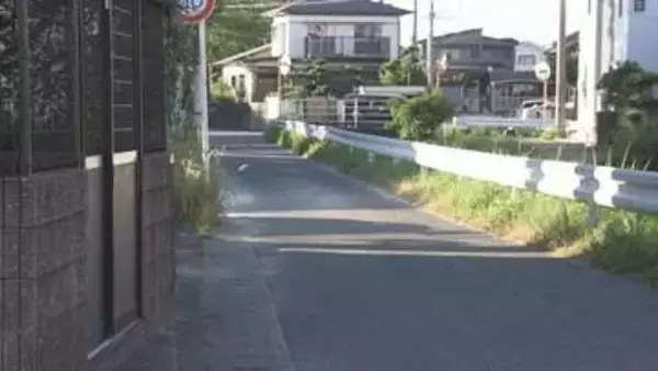 自転車と車の事故　自転車運転の若い女性が意識不明