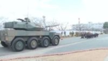 ”はたち”隊員が挑戦！　約２６トン自衛隊車両と綱引き