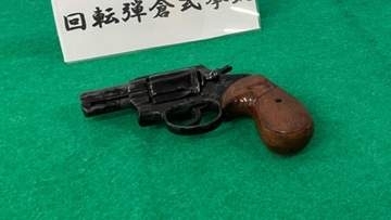 拳銃と実弾9発所持容疑　川崎町の男2人逮捕