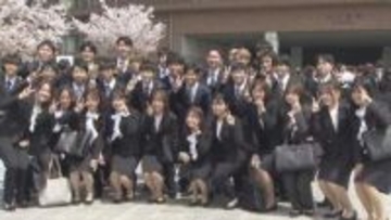 桜と笑顔咲く　約２６００人が門出　九州大学で入学式