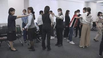 福岡空港で女性職員に向けた護身術講習会