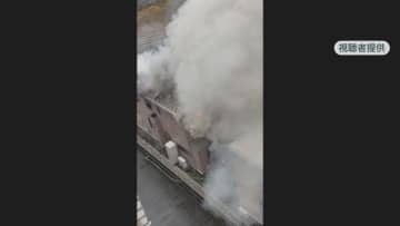 【速報】粕屋町で２階建て住宅火災　消火活動続く　住人女性と連絡取れず