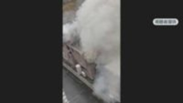 【速報】粕屋町で２階建て住宅火災　消火活動続く　住人女性と連絡取れず