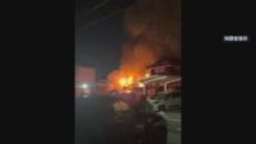 住宅街に火柱　福岡市早良区で平屋建て全焼　女性が軽傷やけど