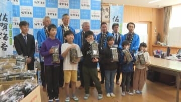 きょう２月６日は「海苔の日」初摘み佐賀海苔を小学校に贈呈