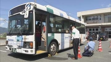 乗り物の死角に注意　小学校で交通安全教室