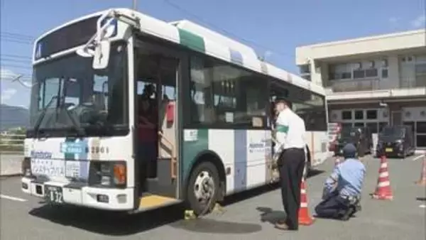 乗り物の死角に注意　小学校で交通安全教室