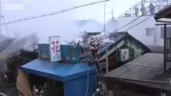 京都市北区の木造長屋で火事　高齢男性1人救急搬送