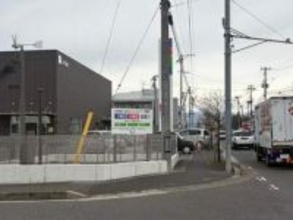 【速報】車がフェンスごと歩道をふさぐ…　「アクセルとブレーキを踏み間違えた」　郡山市の銀行駐車場で車がフェンスを突き破り歩道に飛び出す（福島）