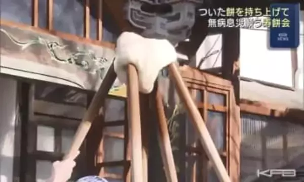 初詣に訪れた人たちに配る餅をつく恒例の「寿餅会」（福島）