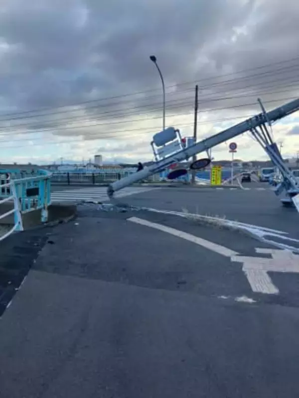 【速報】郡山市で信号機に車が突っ込む事故…２人負傷（福島・２３日午前８時半現在）