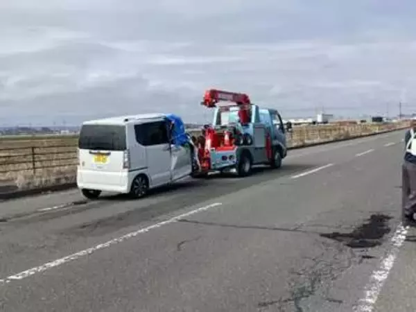 軽乗用車と大型トラックが衝突　男性が意識不明　宮城・岩沼市