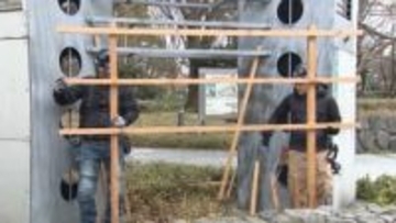 迫る衆院選　ボードが間に合わず骨組みだけ先に設置　立候補者ポスター掲示板　富山