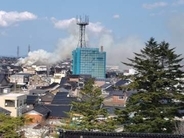 【速報】南砺市松原新で建物火災発生　家に住む３人と連絡が取れず