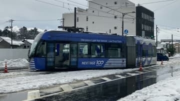 万葉線で回送車両が脱線し区間運休　けが人なし