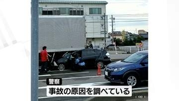 普通乗用車が大型トラックに追突　25歳男性が重体　氷見市の国道160号で