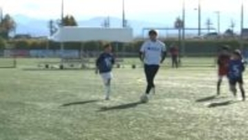 富山県出身Jリーガーが子どもたちと交流　滑川市