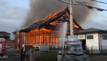 富山市の寺で本堂など全焼する火事　国道8号近く　激しく燃える